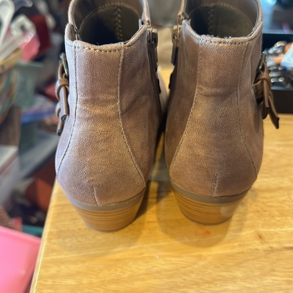 Relativity tan ankle boots an excellent used condition very lightly used. size 8 - Picture 4 of 8